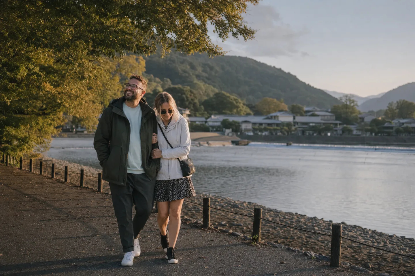 Le couple marche au bord de la rivière Katsura à Arashiyama.
